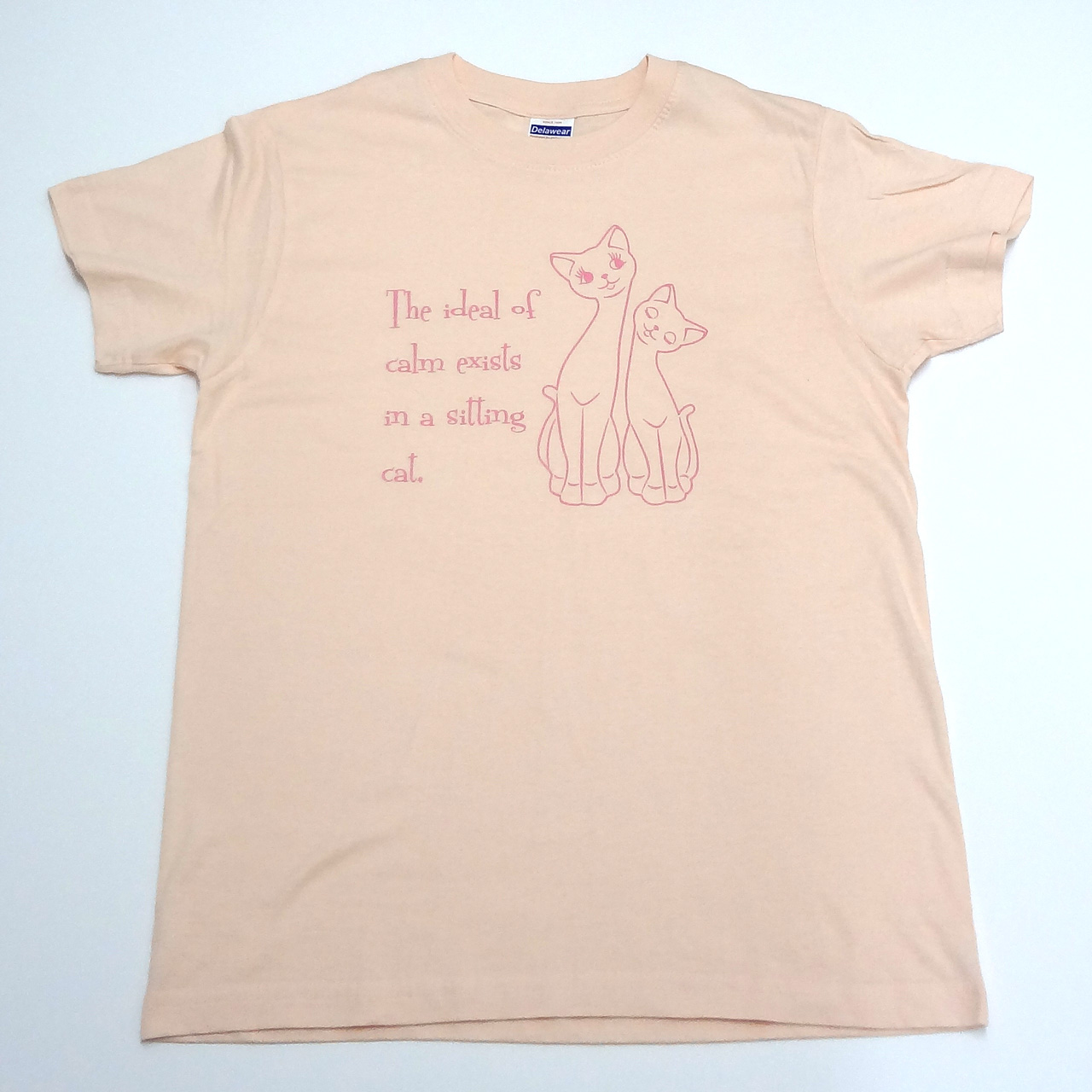 猫のイラストがプリントされたTシャツ